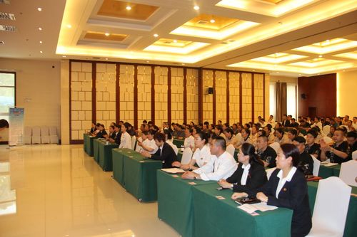 隆华花园酒店召开保险业务专题培训会议